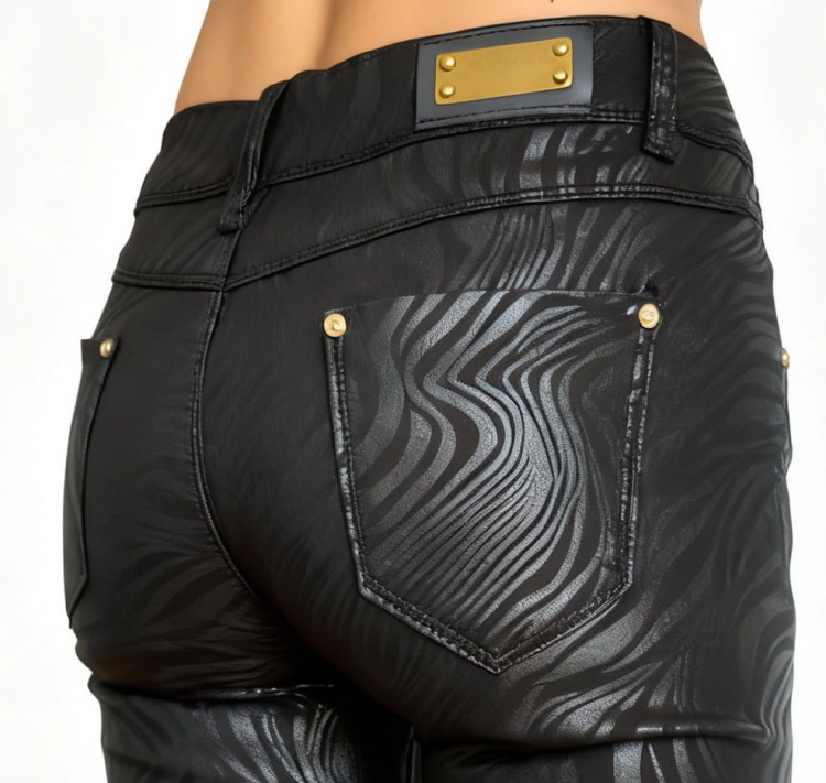 Spodnie Rurki z Połyskującym Wzorem Zebry Czarne #AH1058 FASHIONAVENUE.PL