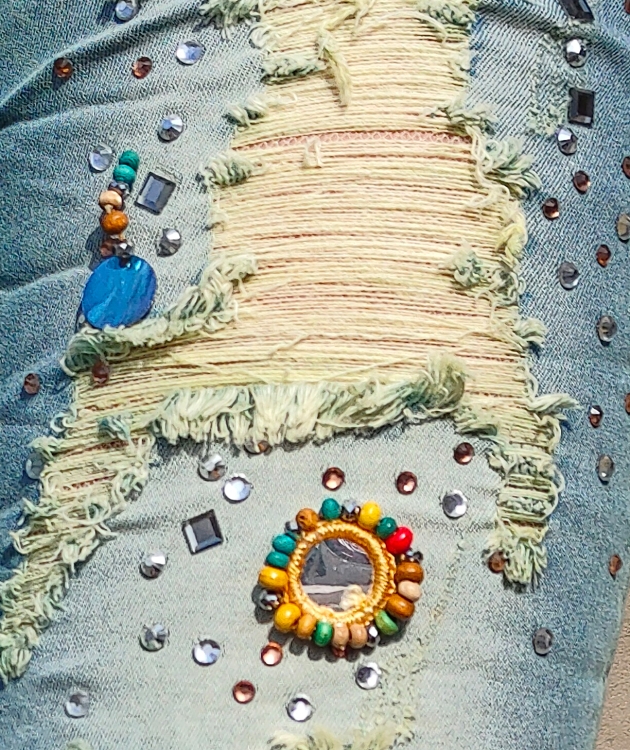 Artystyczne Jeansy z Biżuteryjnym Zdobieniem Przecierany Denim & Glamour #B1729 FASHIONAVENUE.PL