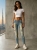 Artystyczne Jeansy z Biżuteryjnym Zdobieniem Przecierany Denim & Glamour #B1729 FASHIONAVENUE.PL