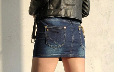 Jeansowa Spódnica Mini z Biżuteryjnym Detalem Denim #807 FASHIONAVENUE.PL