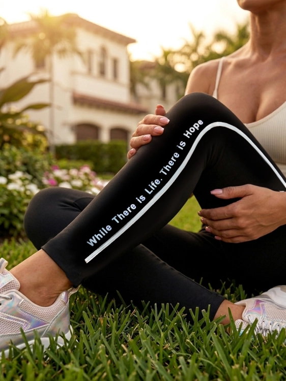 Wygodne Legginsy Damskie Czarne z Lampasem i Napisem