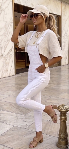 Białe Ogrodniczki Jeansowe Damskie Strzępione Nogawki Szelki Klamry Podwójna Kieszeń #D2932-1 FASHIONAVENUE.PL