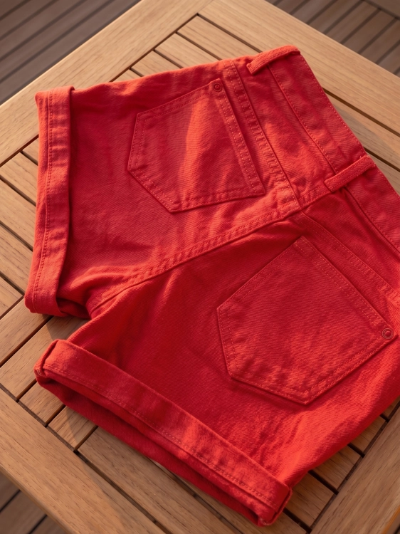 Eleganckie Krótkie Spodenki Jeansowe Wysoki Stan Czerwone Szorty W5214-69 FASHIONAVENUE.PL