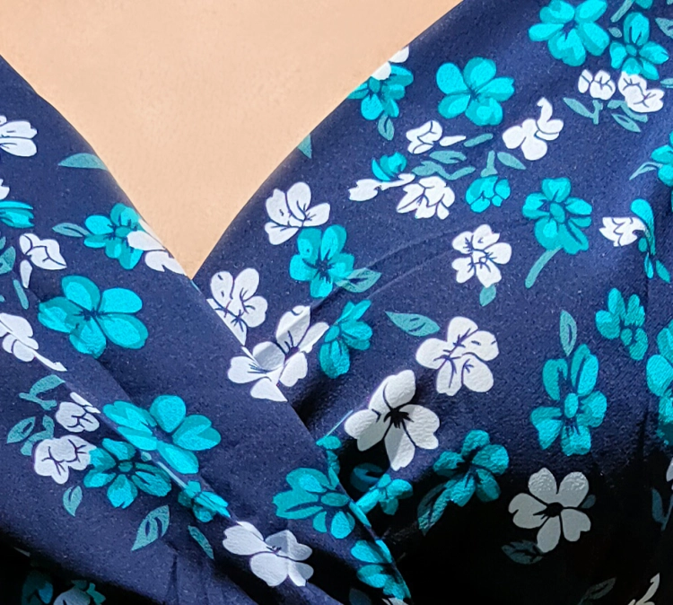 Kwiatowy Komplet Letni Kobiecy Top z Kopertowym Dekoltem i Spódnica Maxi Granat-Turkus #6636 FASHIONAVENUE.PL