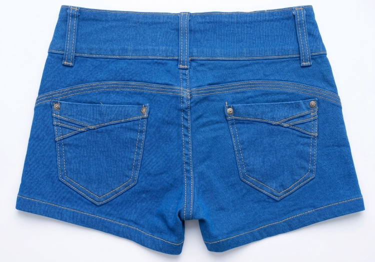 Damskie Szorty Jeansowe Push-Up Niebieskie z Ozdobnymi Guzikami i Napami #S837 FASHIONAVENUE.PL