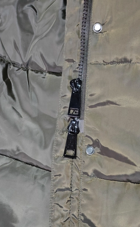 Długa Kurtka Zimowa Pikowana Płaszcz Khaki z Kapturem Futerkiem #V725 FASHIONAVENUE.PL