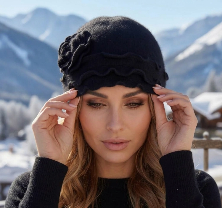 Ciepła Czapka z Angory z Falbaną i Kwiatem #CM5163 Czarny FASHIONAVENUE.PL