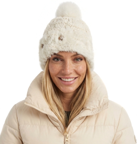 Ciepła Czapka Zimowa z Angorą Futerkiem i Pomponem Biała #CM-98 FASHIONAVENUE.PL
