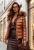 Krótka Pikowana Kurtka Zimowa z Kapturem i Futerkiem Koniakowy Brąz #YP20129 FASHIONAVENUE.PL