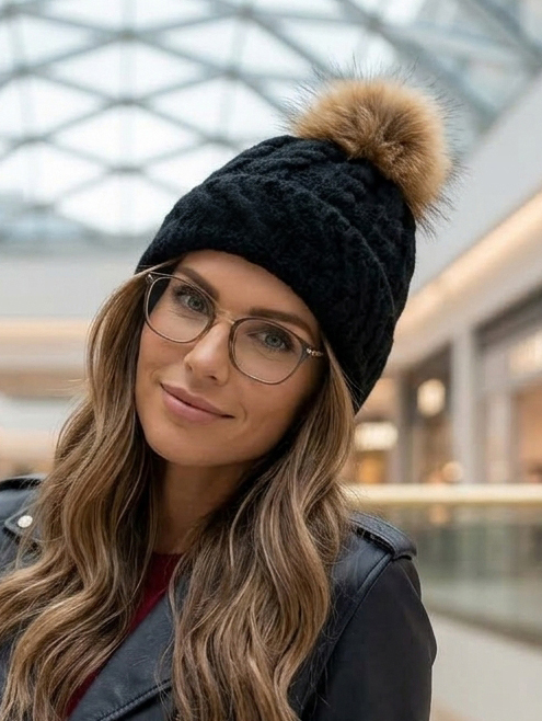 Czapka Zimowa Splot Twist z Mankietem Pompon z Naturalnego Futra Czarna #H79060 FASHIONAVENUE.PL