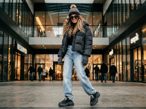 Czapka Zimowa Czekoladowy Melanż z Pomponem i Złotymi Zdobieniami #H-6995 FASHIONAVENUE.PL