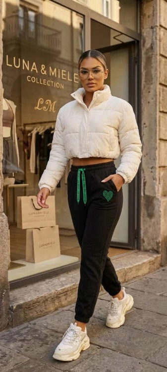 Czarne Spodnie Dresowe z Zielonym Sercem i Ściągaczami #YP1139 FASHIONAVENUE.PL