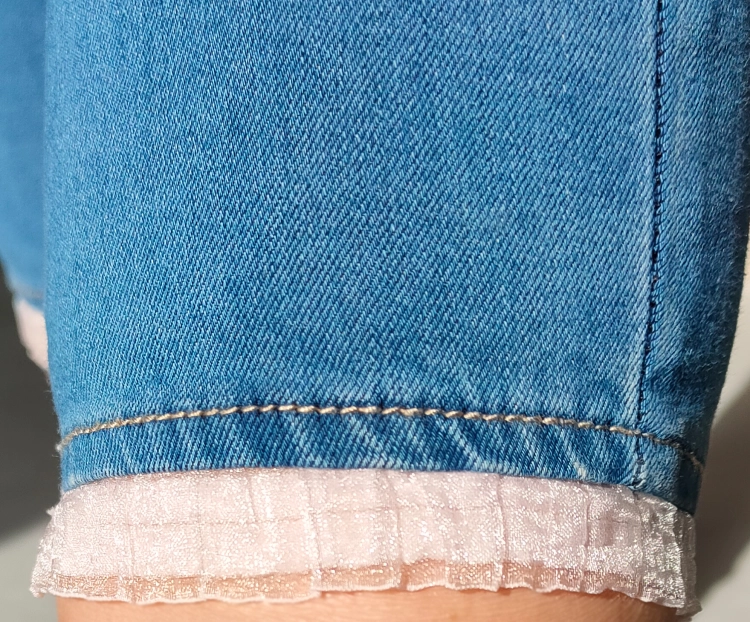 Damskie Jeansy Rybaczki 3/4 Capri PushUp Modelujące z Koronkowym Wykończeniem #C01875 FASHIONAVENUE.PL