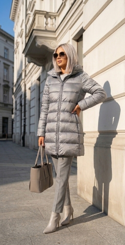 Srebrna Pikowana Kurtka Zimowa z Wysokim Kołnierzem i Kapturem #1325 FASHIONAVENUE.PL