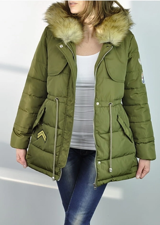 Modna Kurtka Damska z Kapturem Ocieplana Parka Asymetryczna  Naszywki Jenot Militarna Najmodniejsza Hit Najmowszy Model na Wiosnę Jesień Zimę 2018 model #112 Promocja w sklepie FASHIONAVNUE.PL